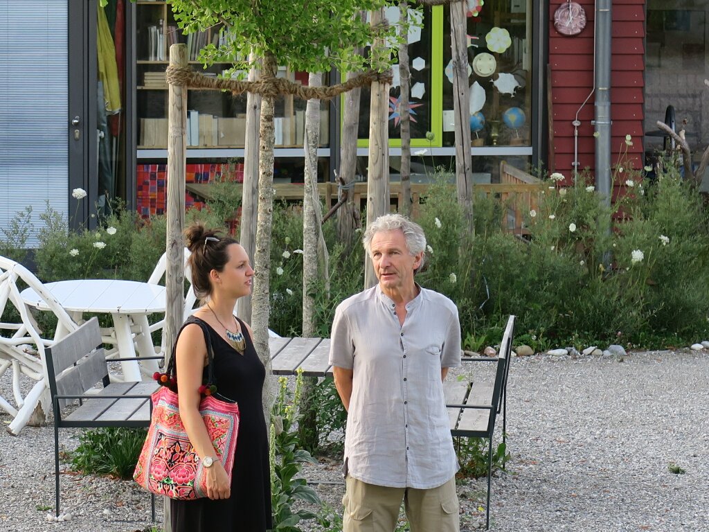 Unterhaltung zweier Menschen auf dem Platz der Montessorischule Biberkor.